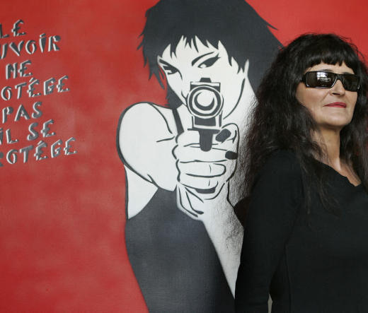 l'artiste Miss Tic pose à côté de l'une de ses oeuvres dans son atelier, le 31 janvier 2006 à Paris. Cette icône de l'art de la rue, dont les pochoirs habillent les murs de la capitale depuis vingt ans, a publié un livre, 