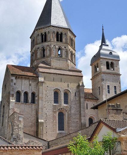 Abbaye de Cluny : chef-d’œuvre de l’architecture médiévale romane.