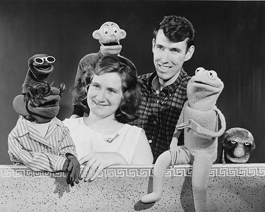 Jim Henson et Jane Nebel avec leurs marionnettes autour de 1955