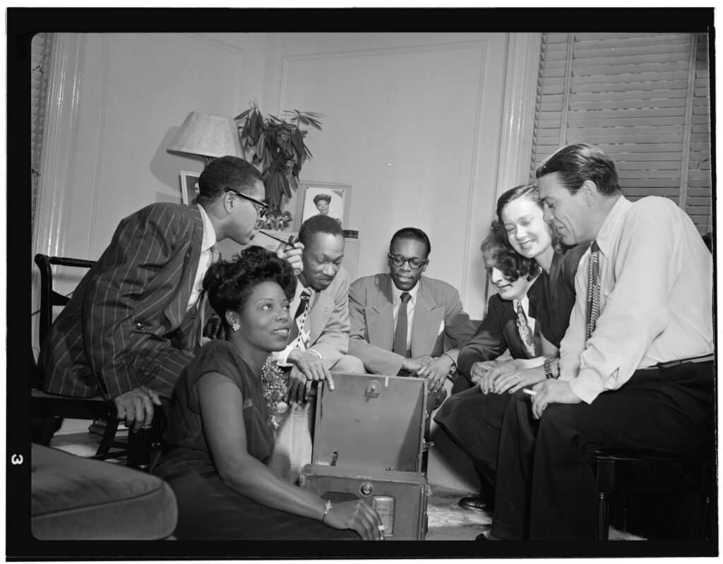 De gauche à droite : Dizzy Gillespie, Mary Lou Williams, are Dizzy Gillespie, Tadd Dameron, Hank Jones, Milt Orent, Dixie Bailey et Jack Teagarden. Crédit photo. (Mary Lou Williams, grande dame du piano jazz !).