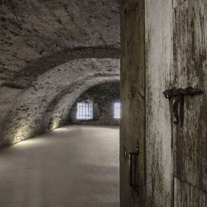Espace d'enfermement du château d'Angers. Copyright Jean-Pierre Delagarde Centre des monuments nationaux. (Le Château d'Angers : forteresse de Saint-Louis !).