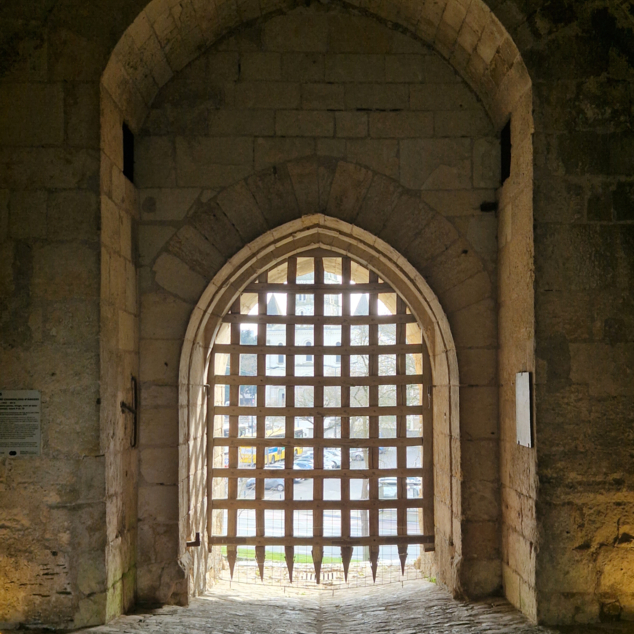 La Porte des champs, au sud-est du château d'Angers, est équipée d’une herse en bois de la fin du XIVe siècle, ce qui en fait à ce jour la herse la plus ancienne datée de France. Crédit photo Château d'Angers. (Le Château d'Angers : forteresse de Saint-Louis !).