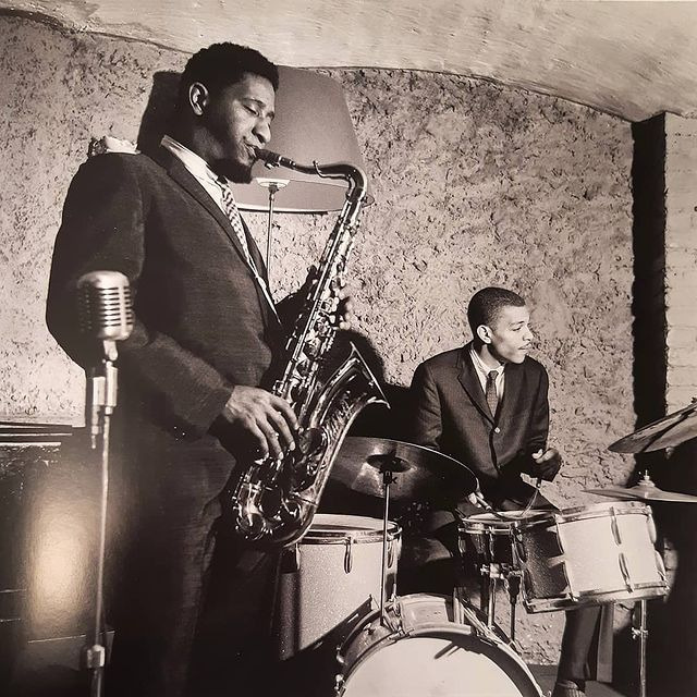 Sonny Rollins et Pete La Roca en concert au Club Saint-Germain Paris, le 25 février 1959. (Pete La Roca Sims : le puriste du Jazz !). Crédit photo Jean-Pierre Leloir.