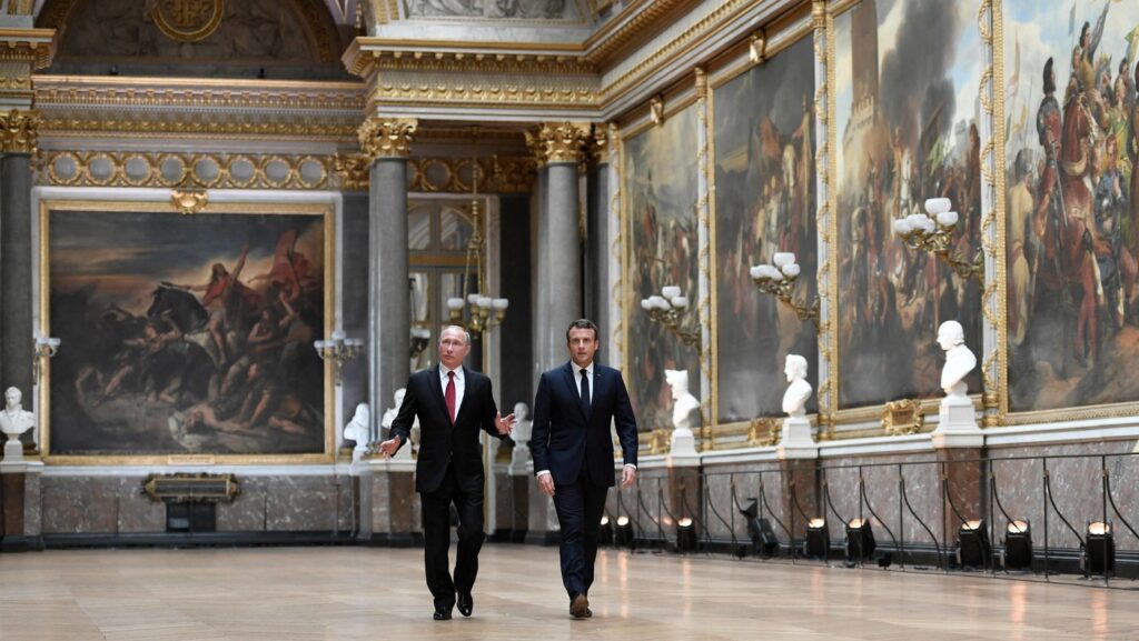 Emmanuel Macron accueillant Vladimir Poutine au château de Versailles en 2017. (Visite du château de Versailles et de ses jardins !). © Photo Stéphane de Sakutin AFP.