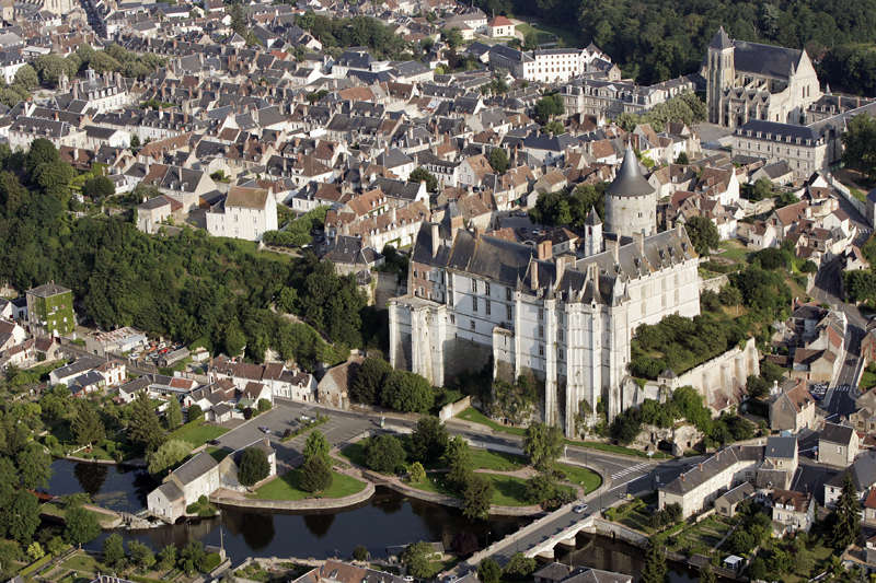 Le château de Châteaudun sur son promontoire surplombant le Loir. (Visite du château de Châteaudun : un voyage dans le temps !).
