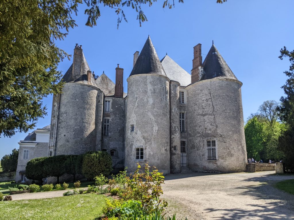 Façade nord médiévale du château de Meung-sur-Loire