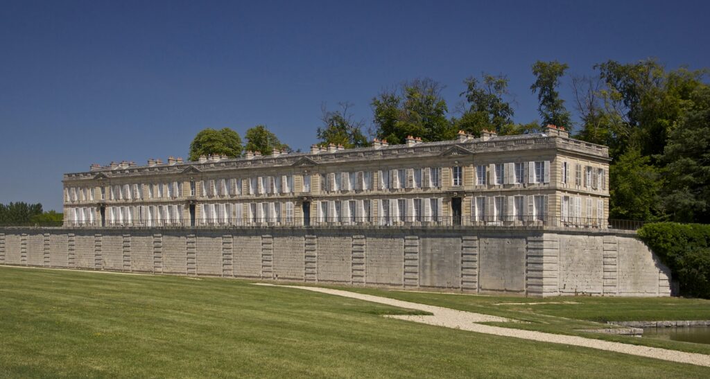 Le château d’Enghien dans le domaine du château de Chantilly. (Visite du château de Chantilly, ses musées et son parc !). Crédit photo wikimedia commons.