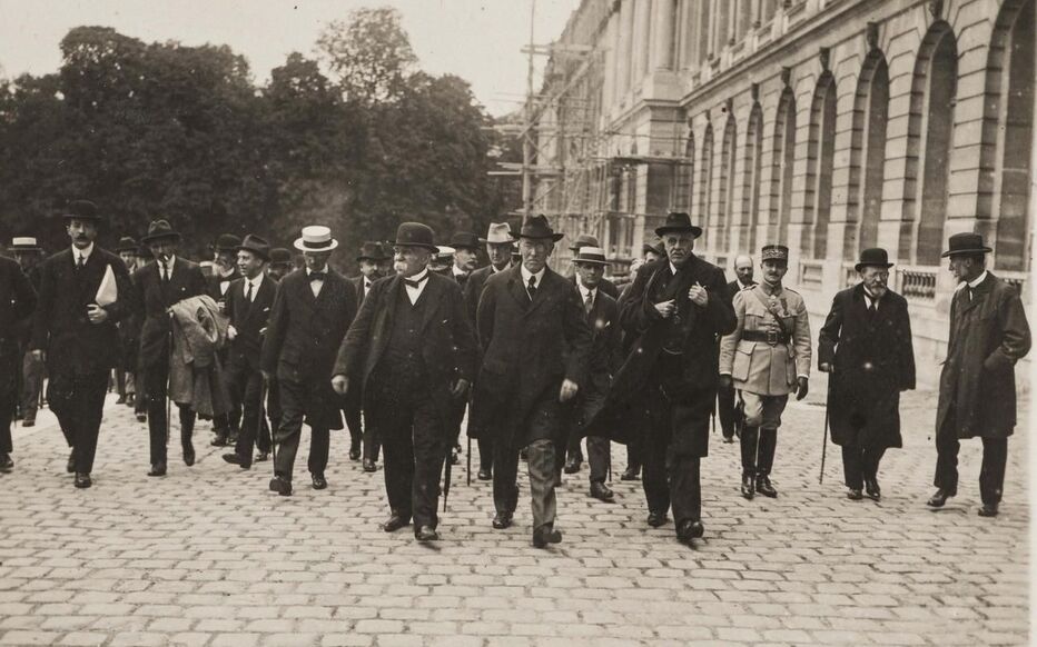 Versailles, le 28 juin 1919. Cette photo montre les délégations qui arrivent pour la signature. On reconnaît Georges Clemenceau avec ses moustaches.(Visite du château de Versailles et de ses jardins !). © Photo château de Versailles.