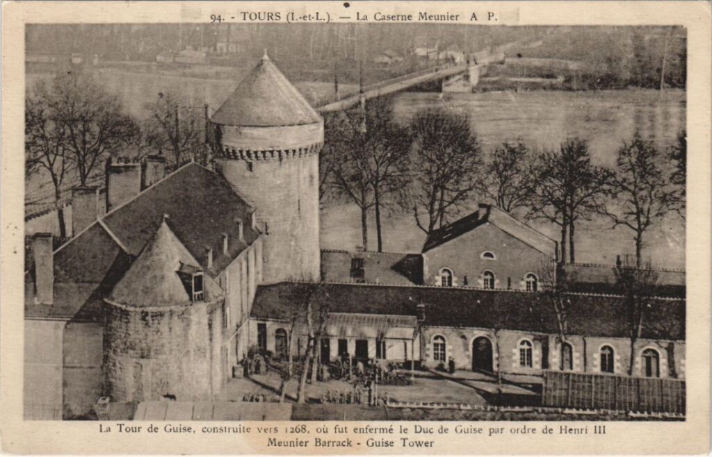 La caserne Meunier. Carte postale ancienne. (Château de Tours, lieu d’art et d’histoire !).