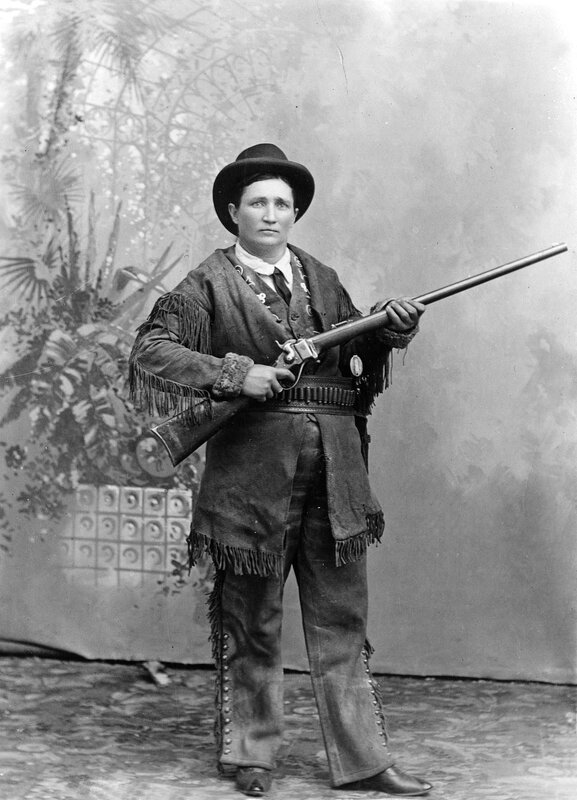 Martha Jane Canary, «Calamity Jane», vers la fin des années 1880. (Photo C.E. Finn, Livingston, Montana). (Calamity Jane, légende rebelle de l'Ouest américain !).