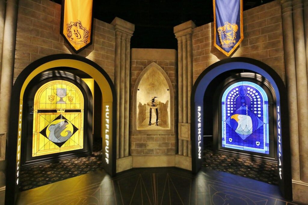(Visite de l’exposition immersive Harry Potter !). Warner Bros / Imagine Exhibitions / https://harrypotter-exposition.fr.