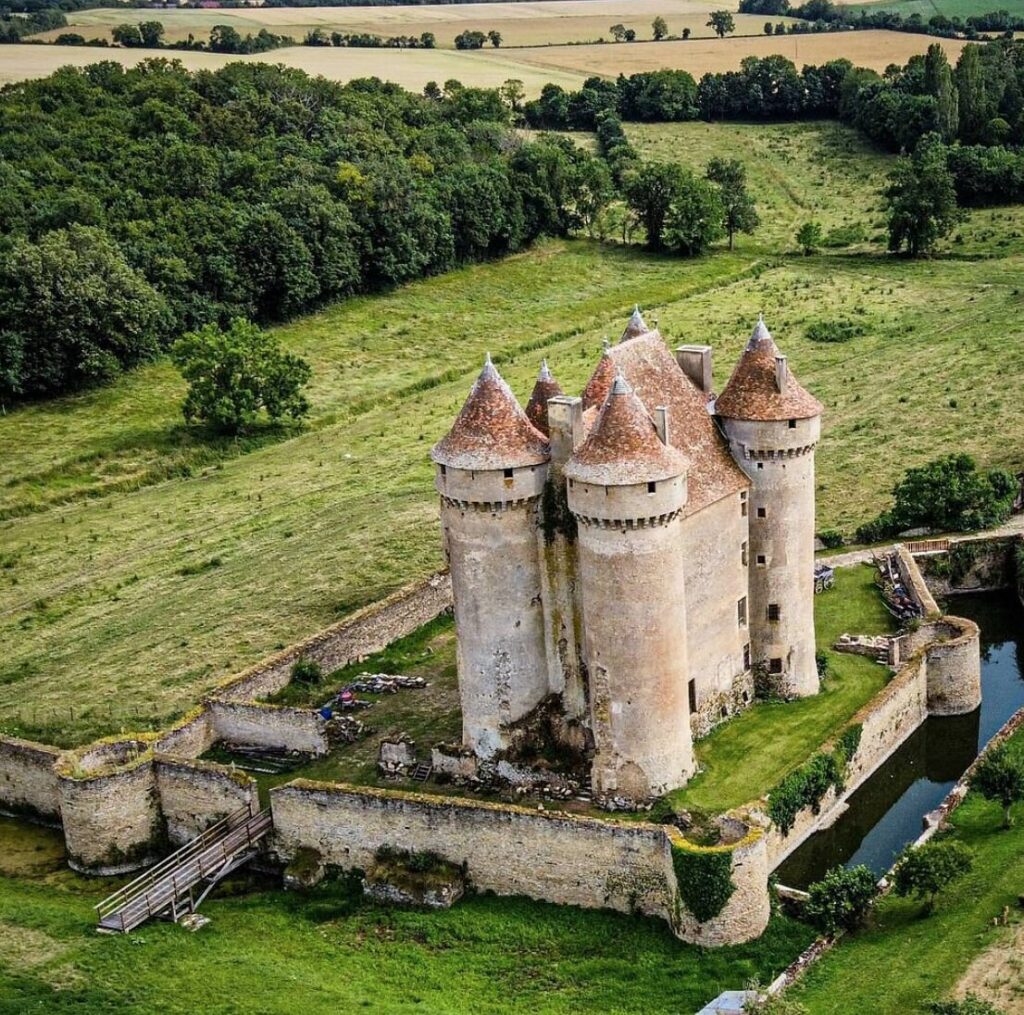 Vue aérienne du château de Sarzay. (Visite du Château de Sarzay, véritable forteresse médiévale !).