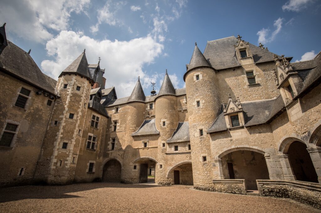 Cour d'honneur du château de Fougères-sur-Bièvre. (Visite du château de Fougères-sur-Bièvre !).