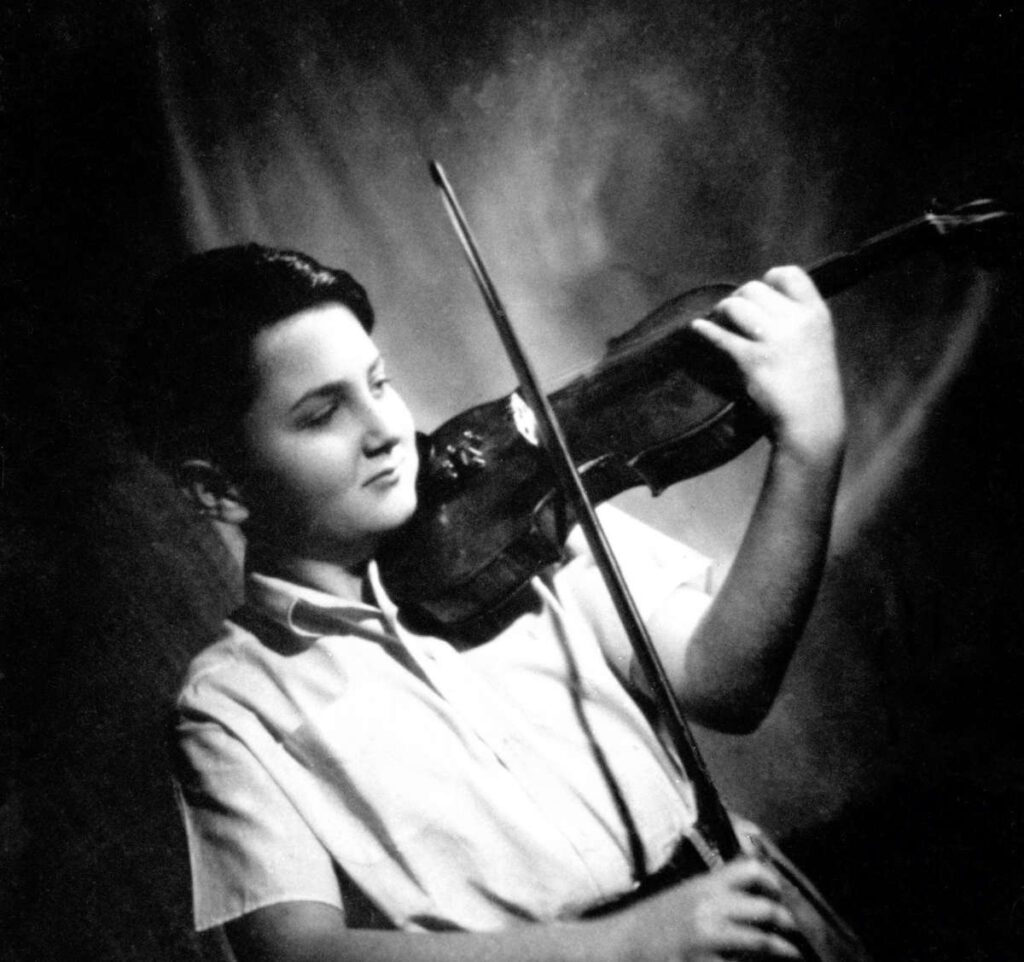 Vladimir Cosma au violon, à l’âge de 10 ans. Collection personnelle. (Meilleur album de la semaine : Vladimir Cosma - Les Indispensables !).