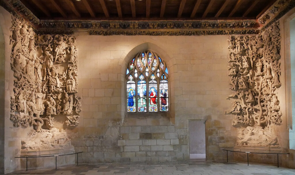Les deux arbres de Jessé, sculptures monumentales de la fin du XVe siècle, dans la chapelle de l'hospice musée Saint-Roch d’Issoudun. (Exposition Zao Wou-Ki - Plage de Papier à Issoudun).