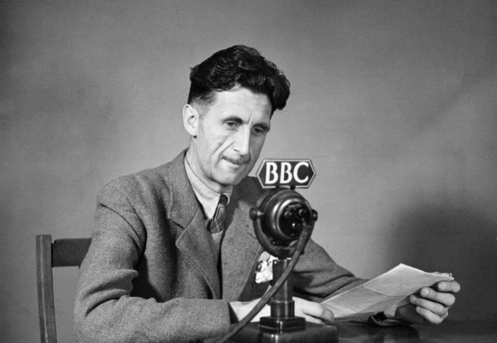 George Orwell, au micro de la BBC, en 1940. © Getty - BBC. (George Orwell, éternel auteur de 1984 !).