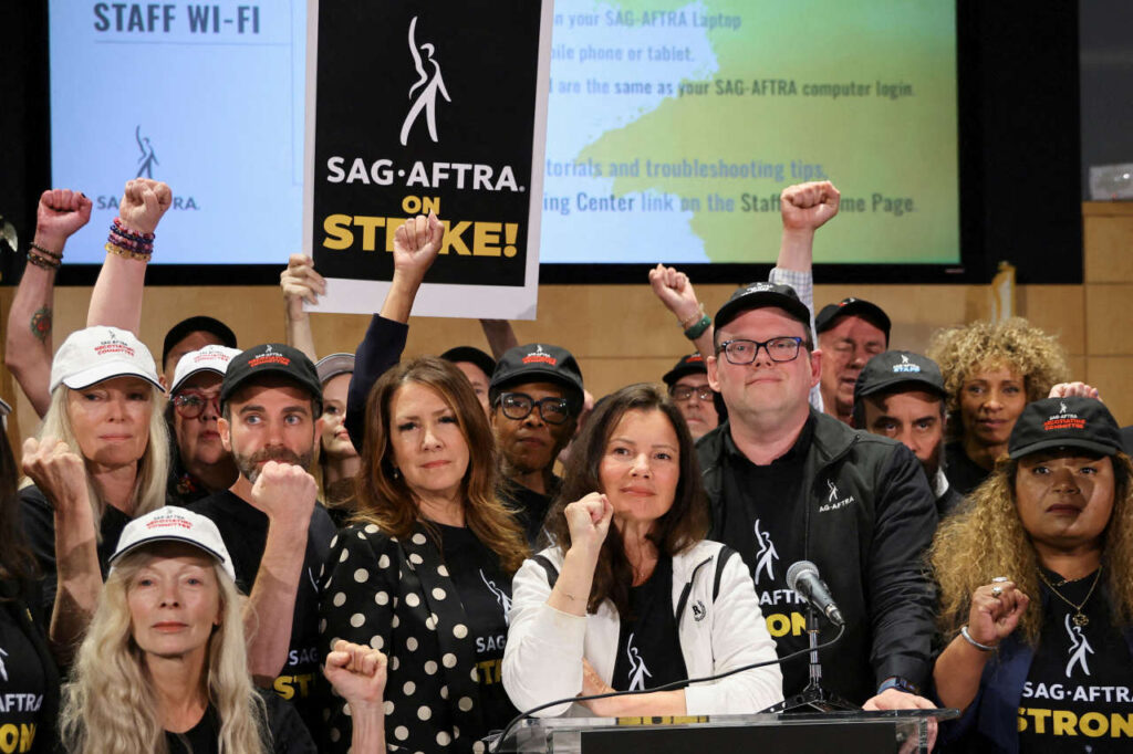 La présidente du syndicat des acteurs d'Hollywood SAG-AFTRA, Fran Drescher, le 13 juillet 2023. — Chris Pizzello/AP. (Hollywood : Après la grève des scénaristes, les acteurs rejoignent le mouvement !).