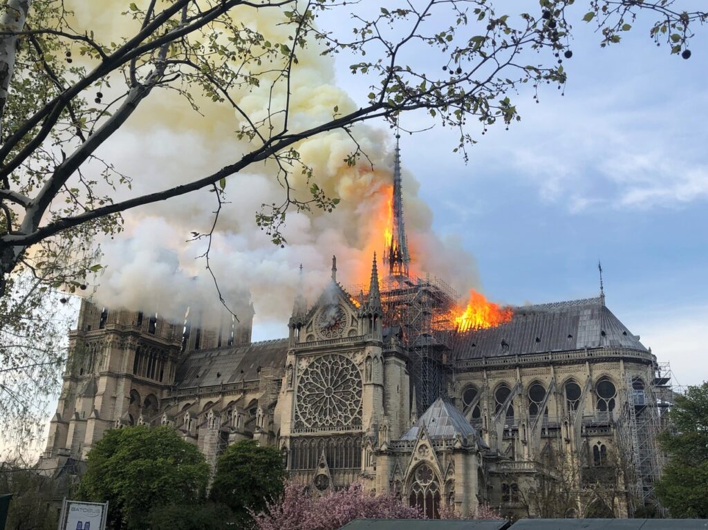 Le 15 avril 2019, un tragique incendie a frappé Notre-Dame de Paris. (L'exposition Notre-Dame de Paris à la Cité de l'architecture et du patrimoine !).