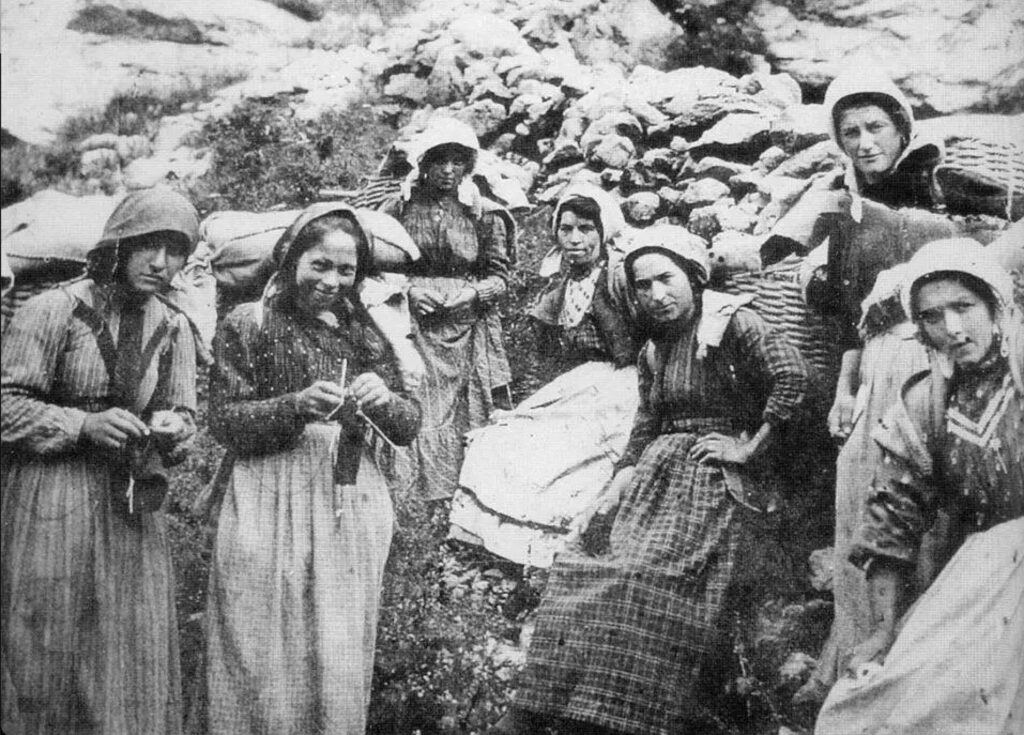 Portrait de porteuses en 1916 dans les Alpes de Carni. (Meilleur livre de la semaine : Fleur de roche d’Ilaria Tuti !).