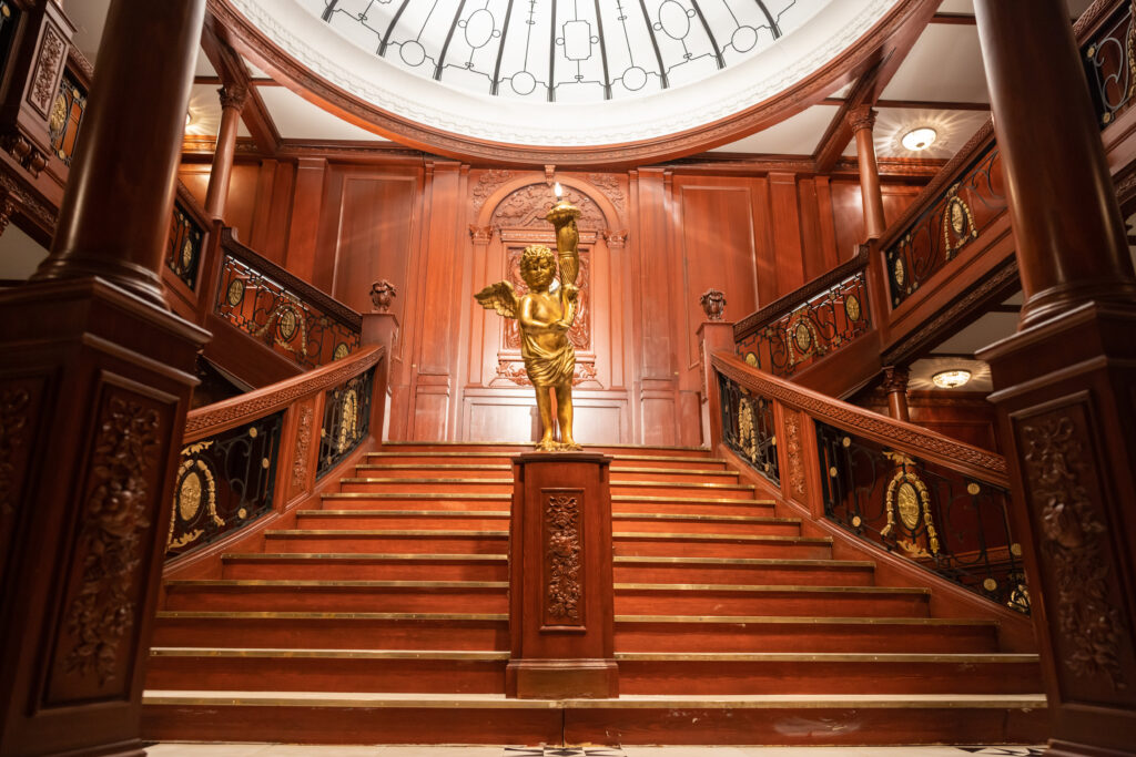 Le Grand escalier du Titanic est reproduit pour la première fois. Crédit photo LP/Arnaud Dumontier. (Ne ratez pas l’exposition Titanic à Paris Expo Porte de Versailles !).