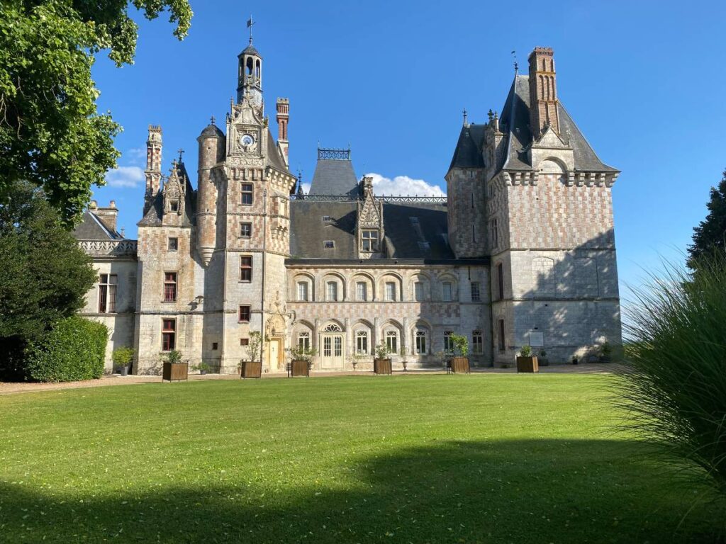Façade intérieure du château de Montigny-le-Gannelon. (Visite du château de Montigny-le-Gannelon !).