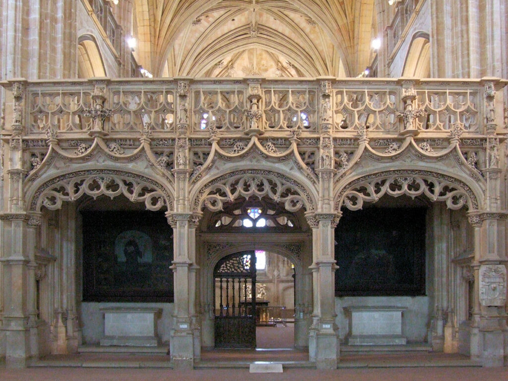 Le jubé du monastère royal de Brou. Crédit photo wikimedia commons. (Visite du Monastère royal de Brou, chef-d’œuvre gothique !).