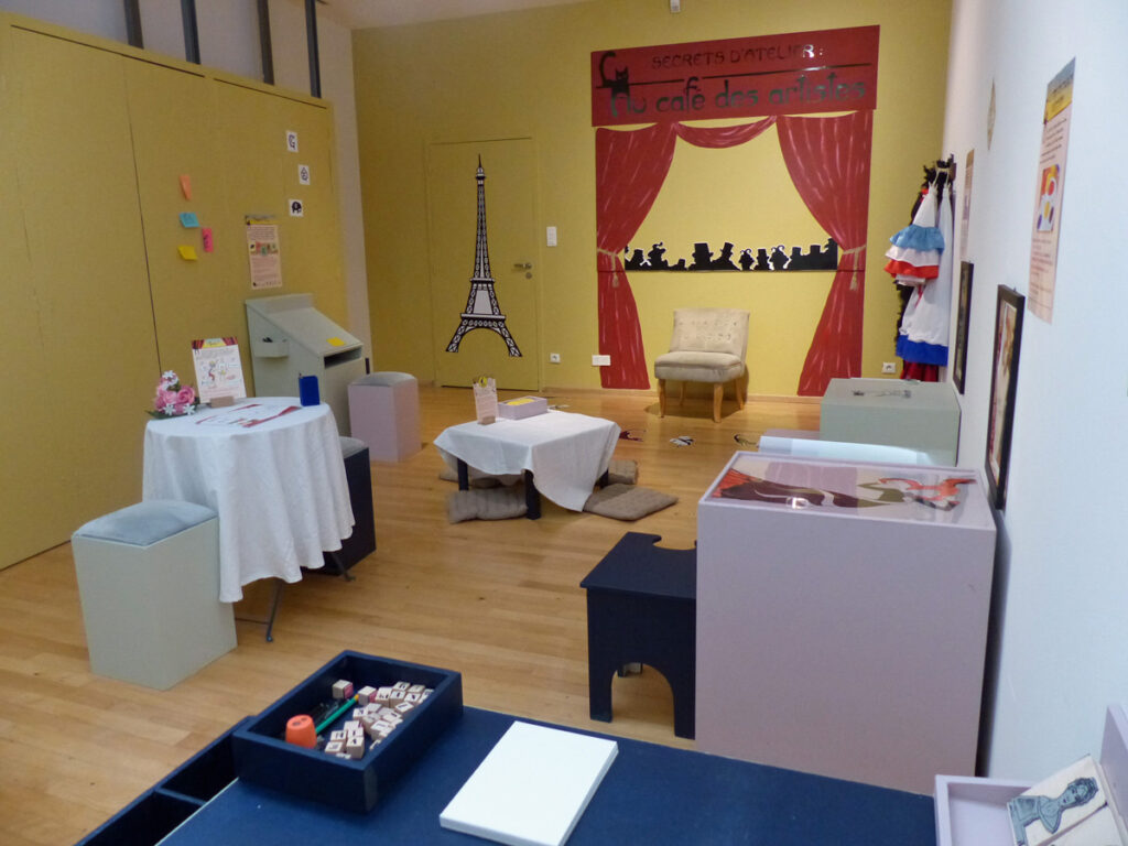 Vue de la salle "Secrets d'atelier : au café des artistes". Crédit photo MBA de Quimper. (Exposition Toulouse-Lautrec et les maîtres de l’affiche au MBA de Quimper !).