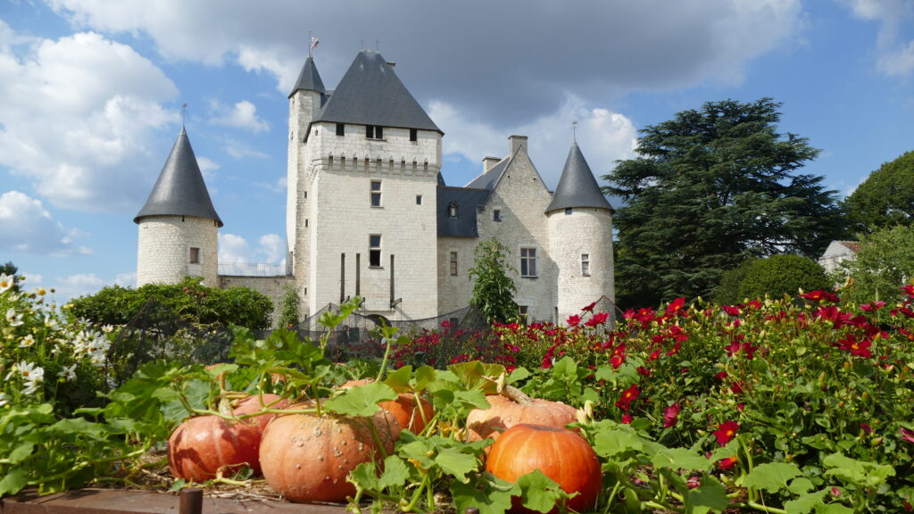 Vue de la façade du château du Rivau depuis le conservatoire des légumes. Crédit photo Wikimedia Commons. (Visite du château du Rivau : une parenthèse féérique !).