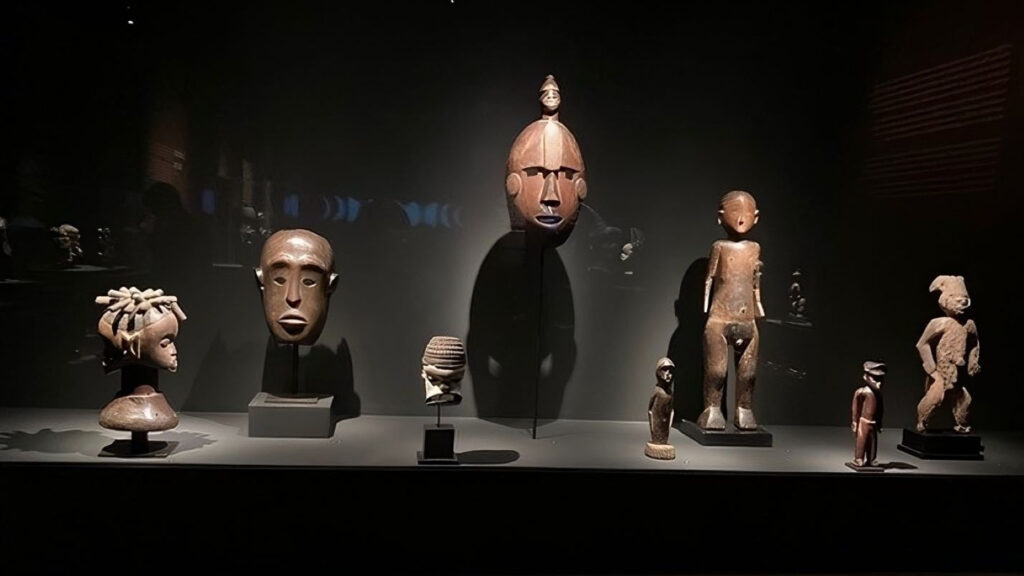 Ensemble de masques et de statuettes pour l'exposition Afrique, mille vies d'objets. © DR. (Exposition « Afrique, mille vies d’objets » au musée des Confluences de Lyon !).