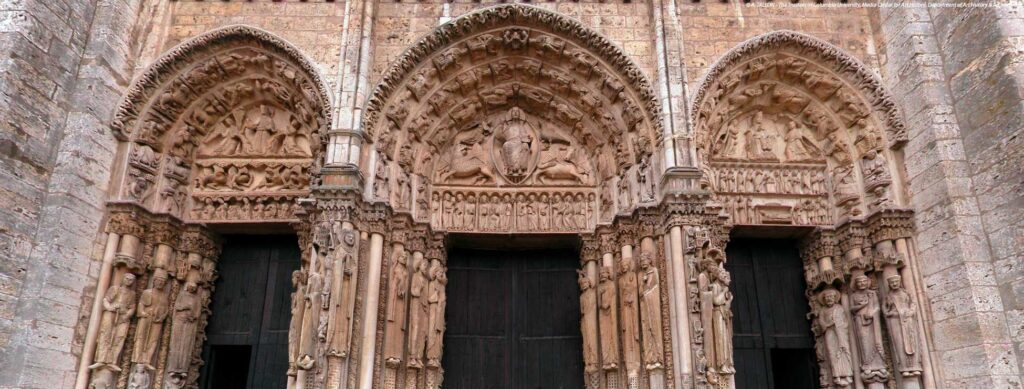 Les trois portails sculptés de la cathédrale de Chartres. (Visite de la Cathédrale de Chartres, joyaux du patrimoine gothique !).