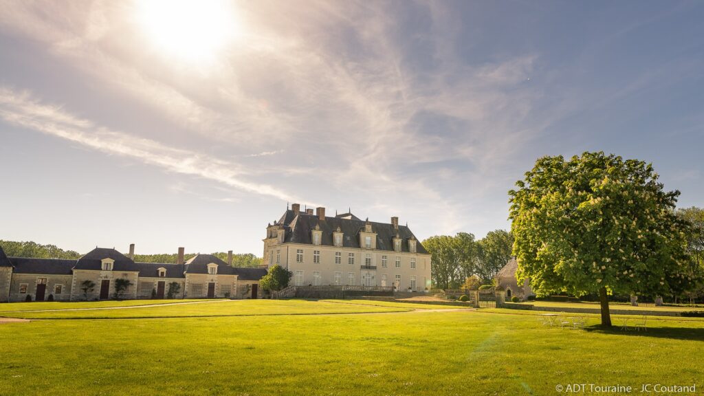 Parc et château de Champchevrier. Crédit photo ADT Touraine J C Coutand. (Visite du Château de Champchevrier, trésor Méconnu de la Loire !).