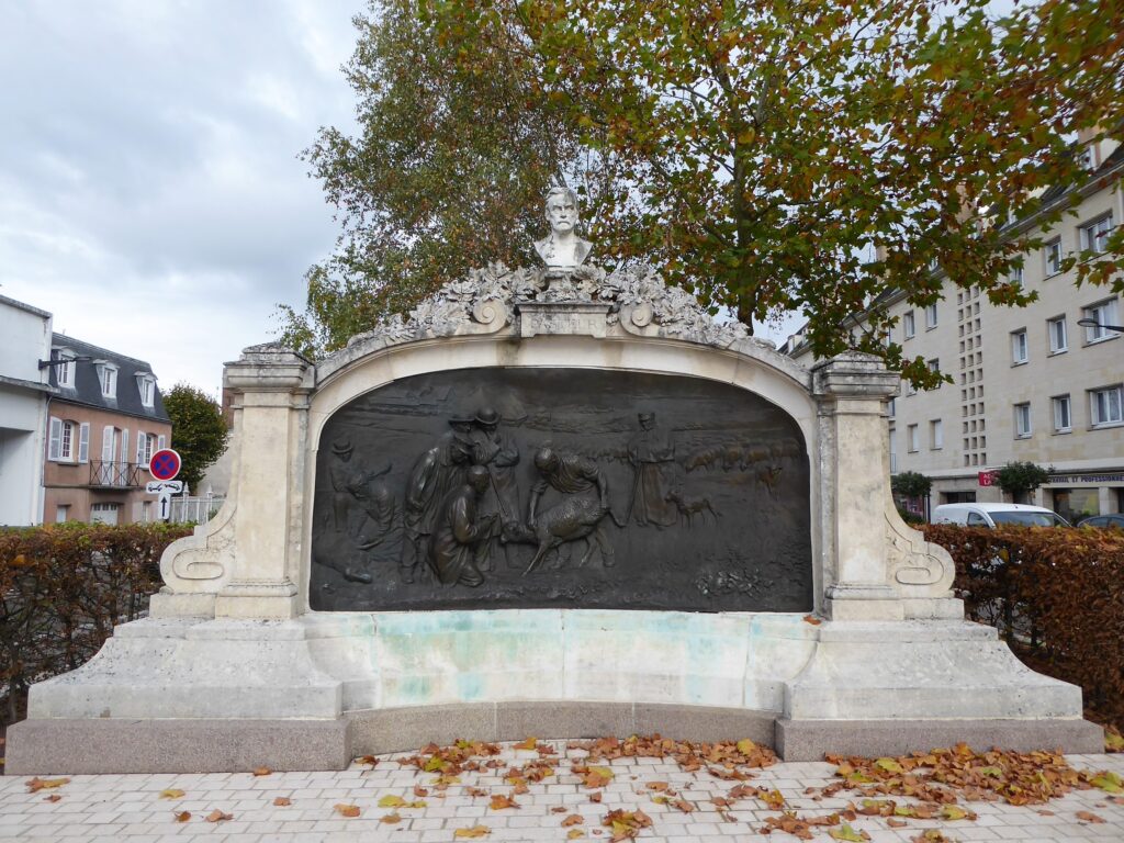 Paul Richer : le Monument à Louis Pasteur (1903), situé rue Danièle-Casanova en face de la préfecture de Chartres. Crédit photo wikimedia commons. (Exposition : Chartres rend hommage à Paul Richer !).