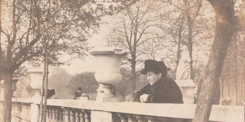 Anonyme, Gertrude Stein dans les jardins du Luxembourg [vers 1905] épreuve gélatino-argentique - New Haven, Yale University Library © Yale Collection of American Literature, Beinecke Rare Book and Manuscript Library. (Exposition Gertrude Stein et Pablo Picasso au musée du Luxembourg !).