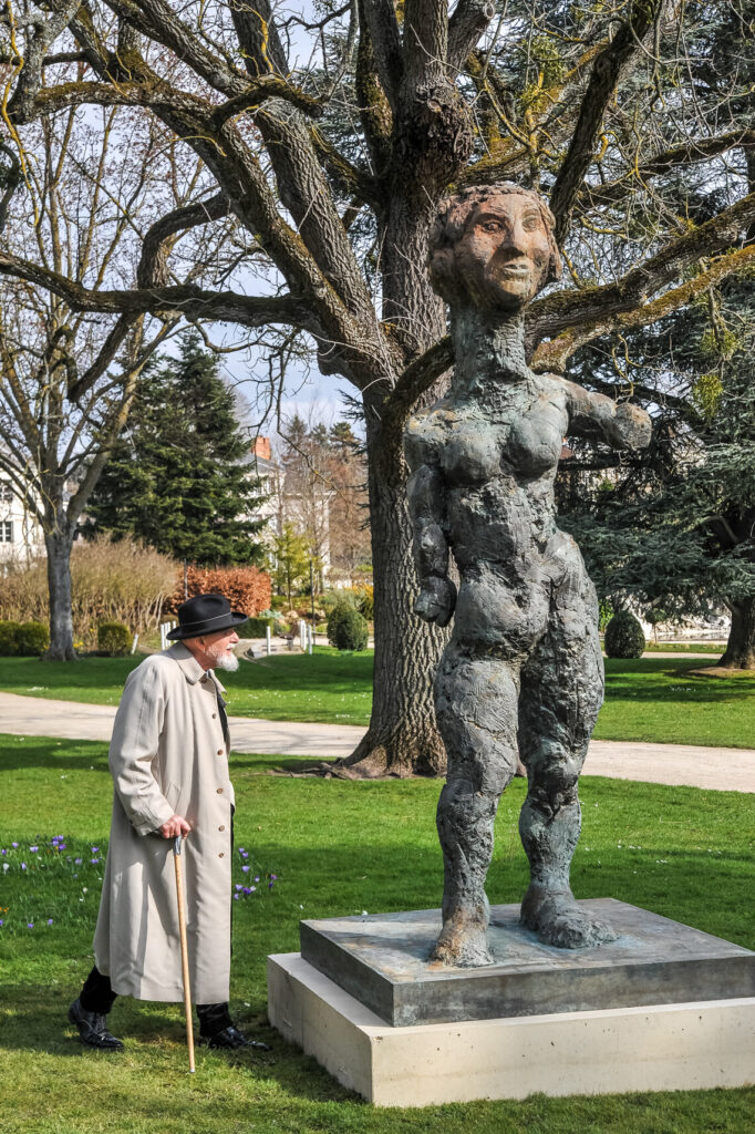 Markus Lüpertz au Parc Pasteur d'Orléans près de l'une de ses œuvres. Crédit photo Orléans Métropole. (Exposition : Markus Lüpertz s’empare d’Orléans !).