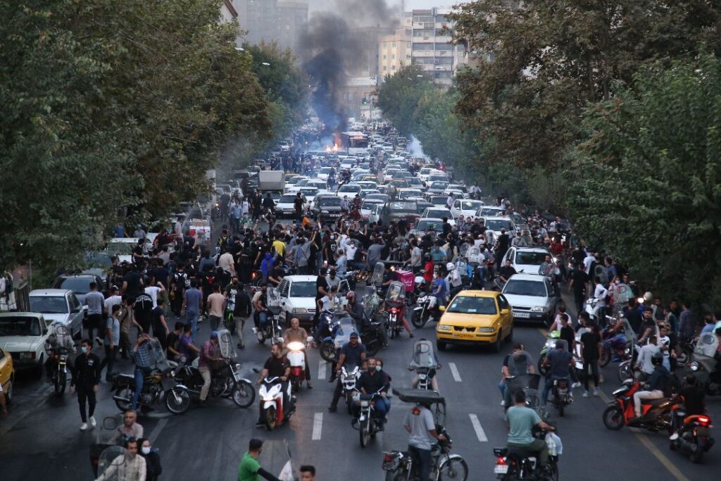 Manifestations à Téhéran suite au décès de Mahsa Amini le 21 septembre 2022. Crédit photo EFE/EPA/STR. (Mahsa Amini : Le voile qui Ébranle l'Iran !).