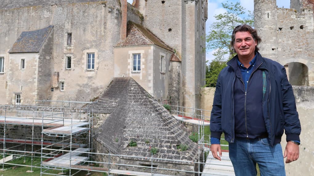 Pierre-Alexandre Mouveau devant l’une des quatre caponnières de son château, lors de travaux de rénovation entrepris en 2021. © Photo NR. (Patrimoine : Visite du château de Bridoré !).