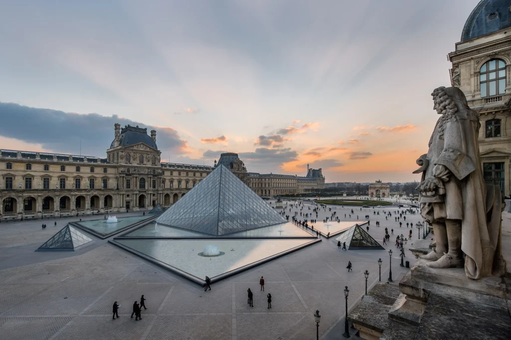 La cour Napoléon et la pyramide du musée du Louvre. Crédit photo musée du Louvre/Olivier Ouadah. (Expositions : Quels sont les musées les plus visités au monde ?).