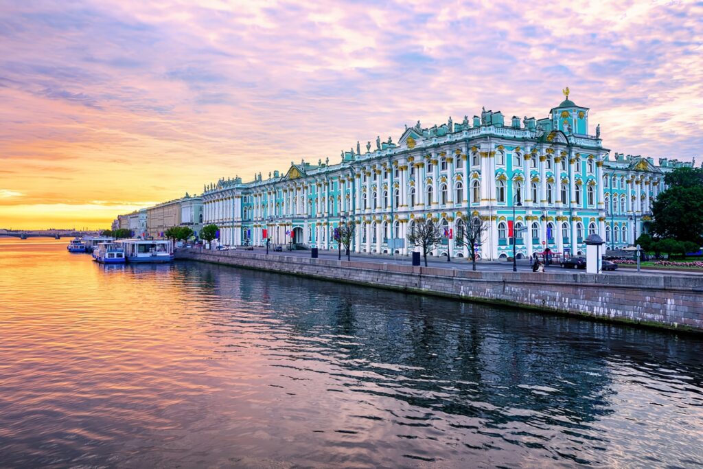 Musée de l’Ermitage de Saint-Pétersbourg. Crédit Photo Shutterstock. (Expositions : Quels sont les musées les plus visités au monde ?).