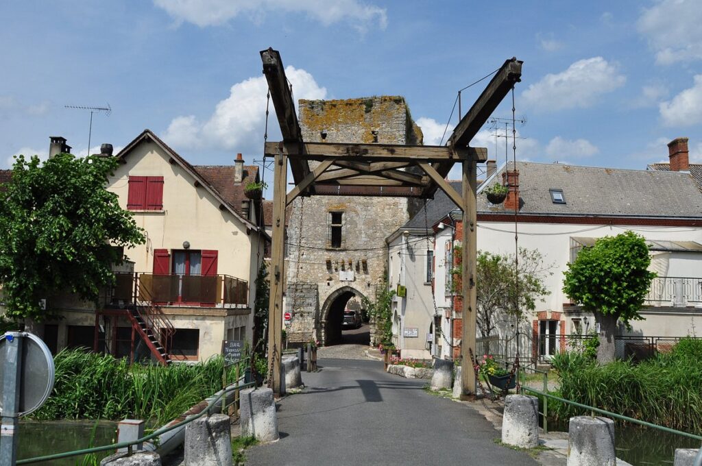 Pont-Levis en bois sur le canal de Berry. (Patrimoine : visite de la cité médiévale de Mennetou-sur-Cher !).