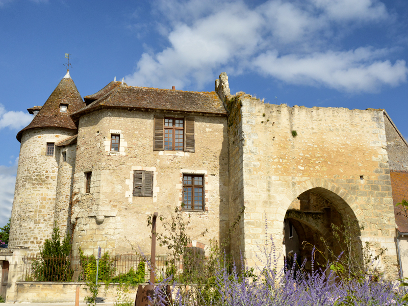 Restes de l'ancien prieuré et la porte de l'est. (Patrimoine : visite de la cité médiévale de Mennetou-sur-Cher !).