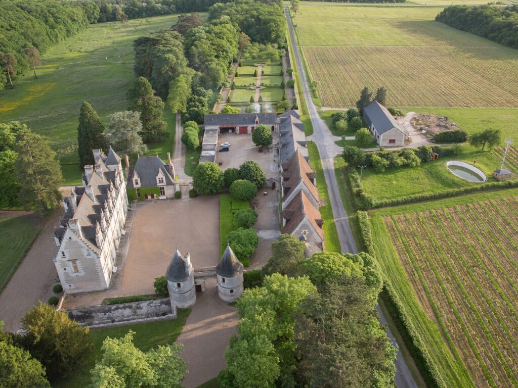 Château de Nitray, vue aérienne. Crédit photo jmlevaldeloire.com. (Patrimoine : Visite du château de Nitray à Athée-sur-Cher !).