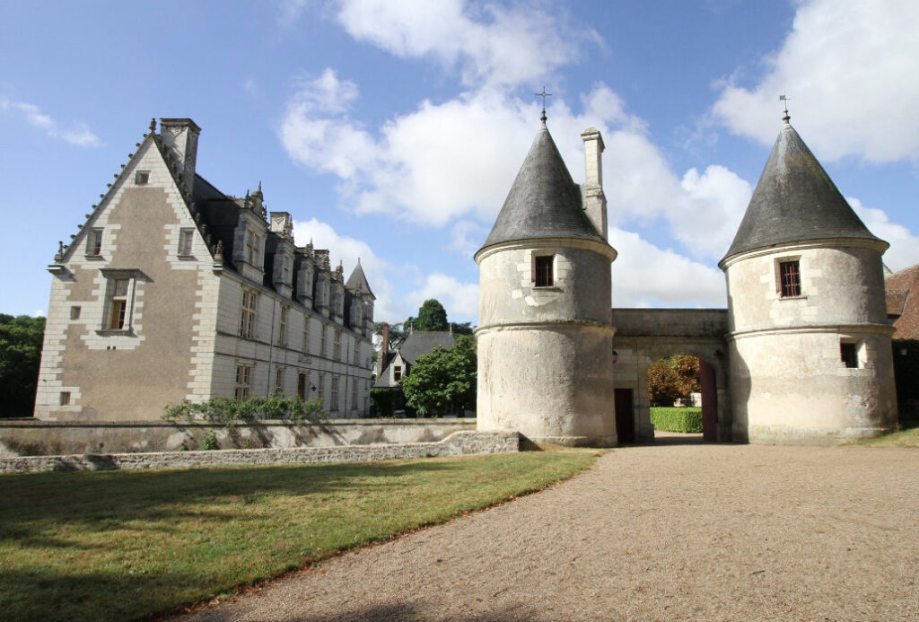 Entrée du château. Crédit photo château de Nitray. (Patrimoine : Visite du château de Nitray à Athée-sur-Cher !).