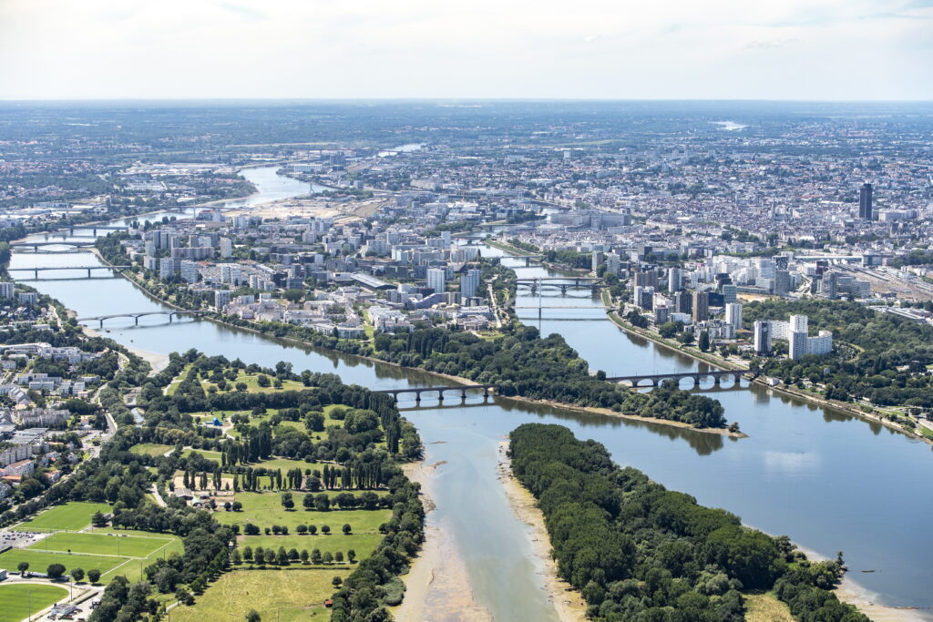 Photo aérienne de l'agglomération et de l'estuaire Nantes, agglomération, vu depuis l'amont de la Loire (est vers ouest)