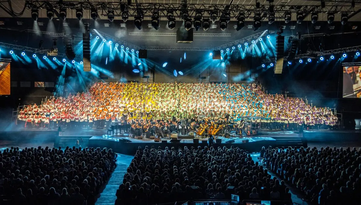 https://www.culturadvisor.com/app/uploads/2024/05/1200x680_audrey_delacroix_choristes_couleurs.jpg