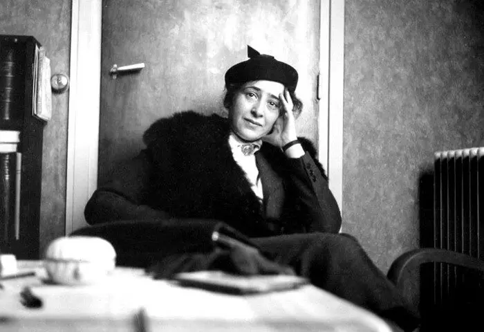 hannah arendt dans un café parisien en 1935