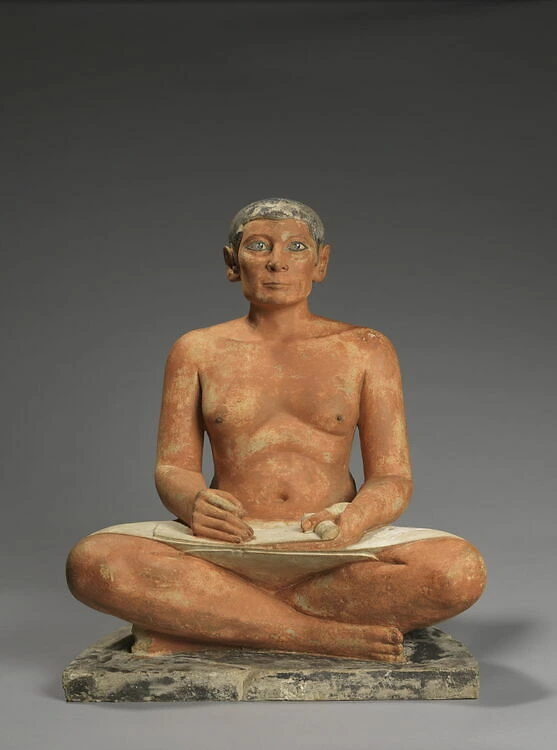 Admirez Le scribe accroupi au Louvre Paris