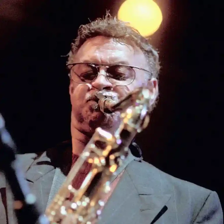 Hommage au saxophoniste de jazz Plas Johnson (1931-2026), interprète du thème de La panthère rose !